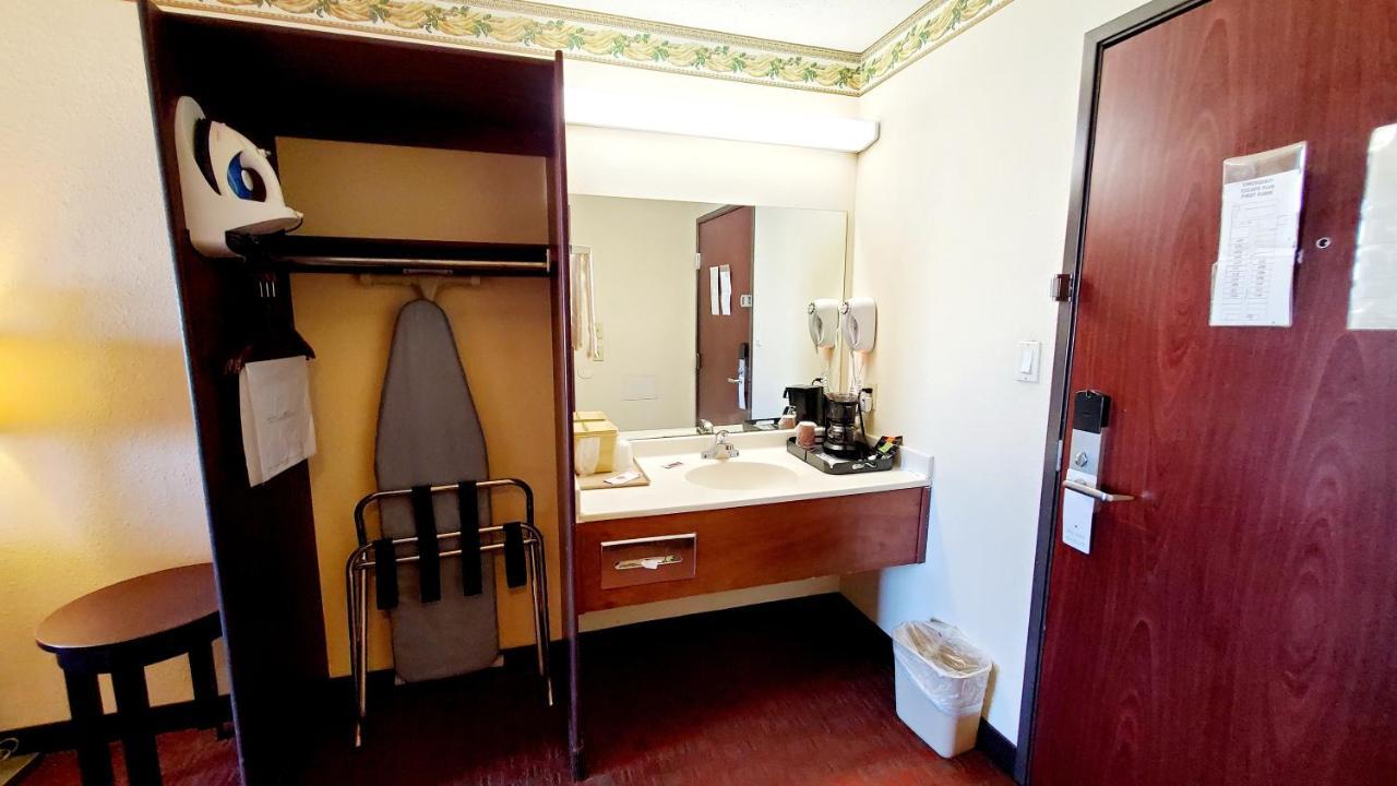 Executive Inn Alva Екстер'єр фото